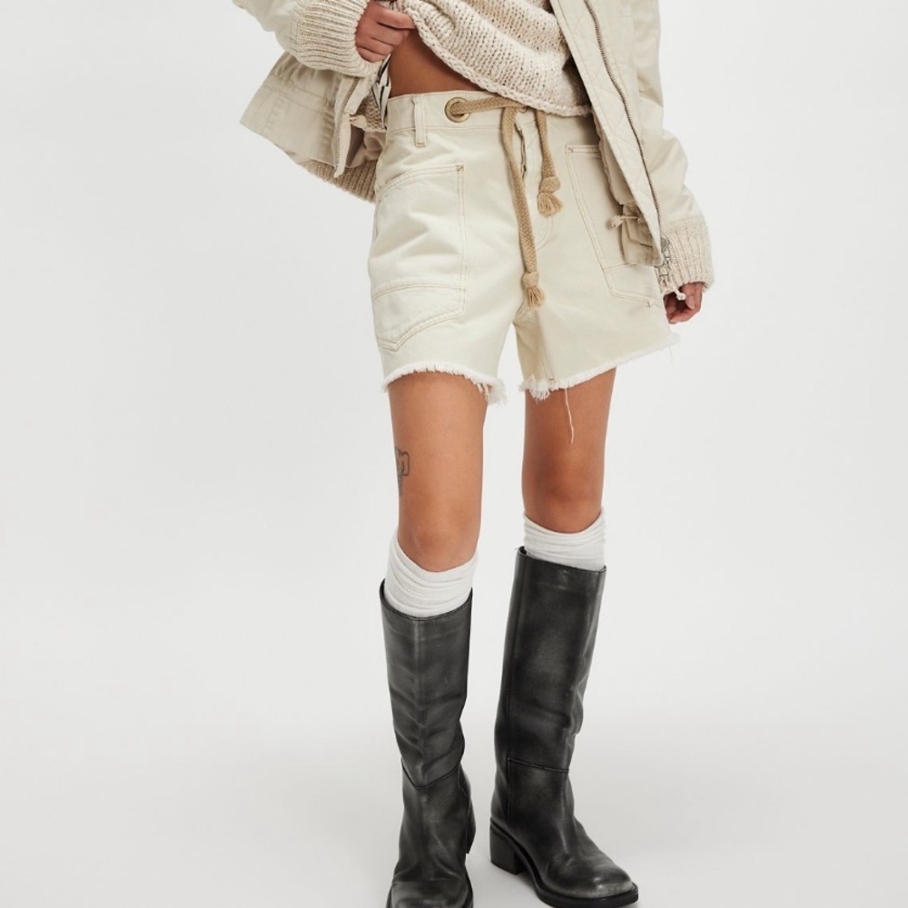 Free People We The Free Moxie Barrel Shorts Size 28
Color: White/off white